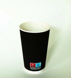 Гофрированный бумажный стакан (трехслойный&#44; черный фоновый&#44; 480 мл) со значком экологической безопасности